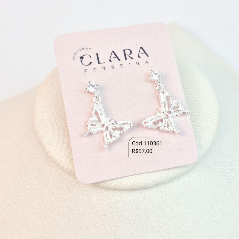 BRINCO BORBOLETA ASAS VAZADAS C/ ZIRCÔNIAS TRAPÉZIO E BORDAS JATEADAS, NA BASE PONTO DE LUZ 3MM - EDIÇÃO LIMITADA - 15MM - Banho de Prata