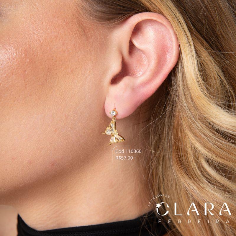 BRINCO BORBOLETA ASAS VAZADAS C/ ZIRCÔNIAS TRAPÉZIO E BORDAS JATEADAS, NA BASE PONTO DE LUZ 3MM - EDIÇÃO LIMITADA - 15MM - Dourado