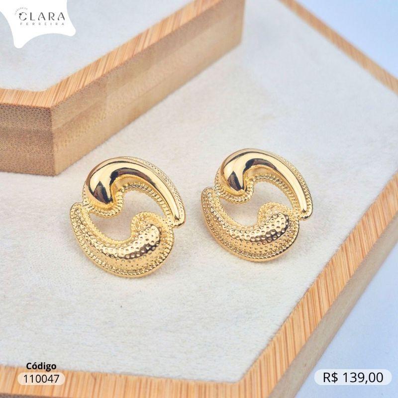 BRINCO BOTÃO 2 GOTAS, 1 LISA E 1 JATEDADA - LINHA ORGÂNICOS - 26MM - Dourado