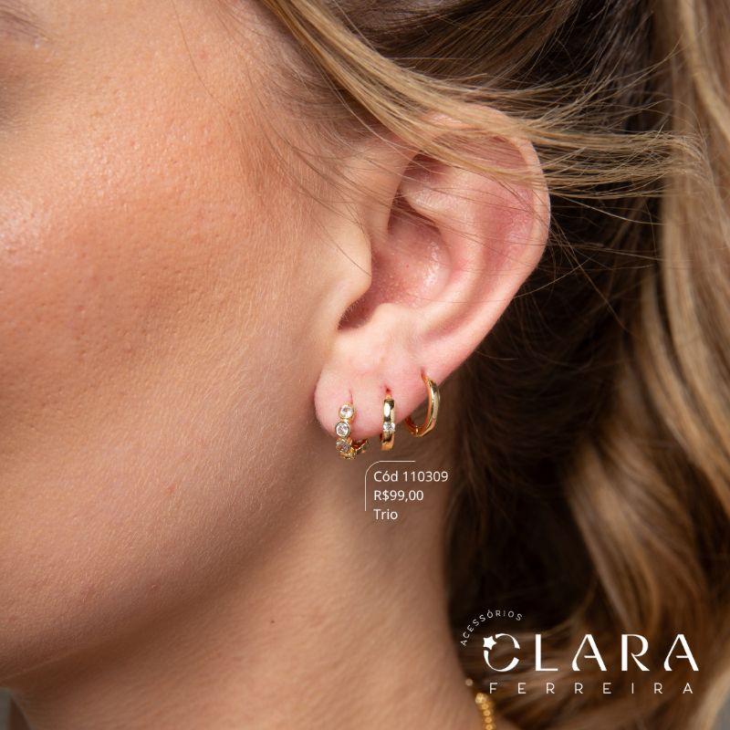 BRINCO KIT TRIO ARGOLINHAS CLICK MISTAS: 1 ARGOLINHA C/ 4 ZIRCÔNIAS REDONDAS, 1 ARGOLINHA LISA C/ 1 ZIRCÔNIA REDONDA E 1 ARGOLINHA LISA - 11X3MM - Dourado - PEÇA VENDIDA