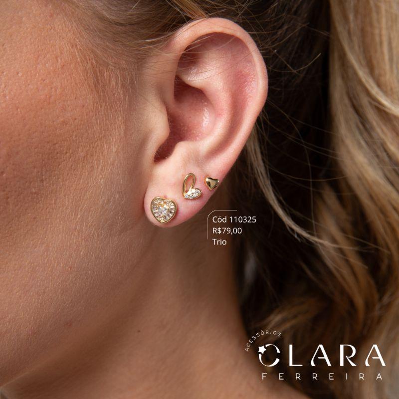 BRINCO KIT TRIO CORAÇÕES MISTOS: 1 CORAÇÃO ZIRCONIAS TRAPEZIO 8MM, 1 CORAÇÃO 1 LADO MICROZIRCÔNIAS E 1 LADO FIO LISO VAZADO 6MM E 1 CORAÇÃO LISO 4MM - Dourado
