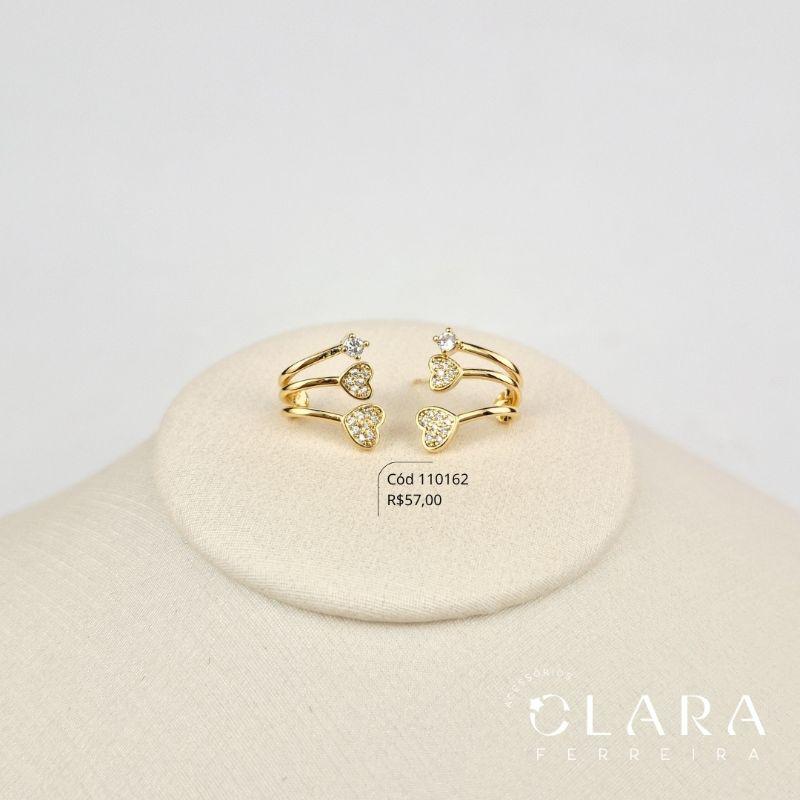 BRINCO SILHUETA 3 FIOS LISOS: 2 FIOS C/ CORAÇÕES MICROZIRCÔNIAS E 1 FIO C/ 1 ZIRCÔNIA REDONDA - Dourado