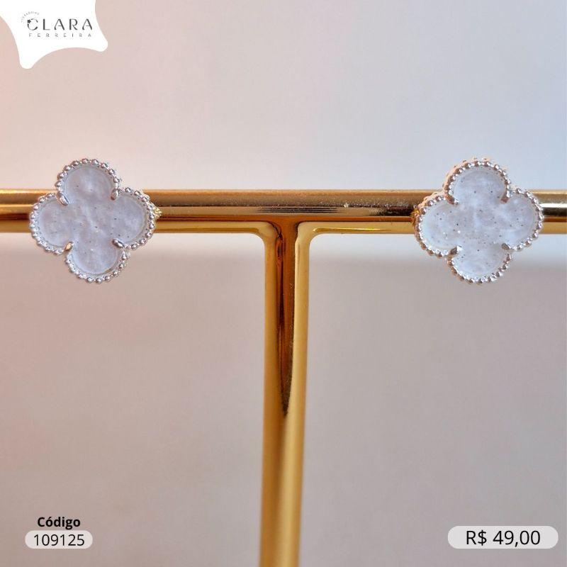 BRINCO TREVO VAN CLEEF ALHAMBRA CRISTAL MADREPÉROLA - 10MM - Banho de Prata