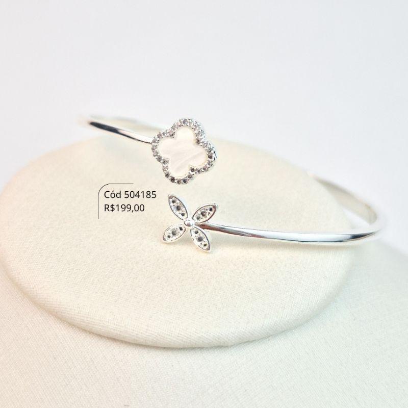 PULSEIRA BRACELETE RÍGIDO C/ AS PONTAS, 1 TREVO VAN CLEEF ALHAMBRA 10MM DE MADREPÉROLA, ADORNADO COM MICROZIRCÔNIAS, E 1 FLOR 9MM, 4 PÉTALAS DE MICROZIRCÔNIAS - Banho de Prata