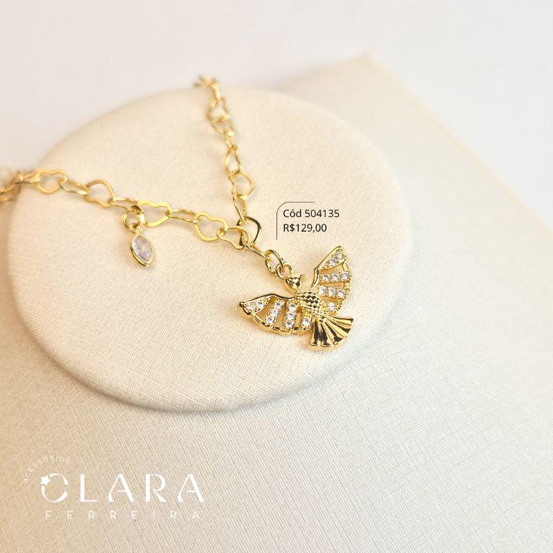 PULSEIRA ELOS CORAÇÕES ENTRELAÇADOS C/ PINGETE ESPIRITO SANTOVAZADO COM ASAS MICROZIRCÔNIAS 14MM E 1 TIFFANY GOTA 5MM PENDURADOS - 17CM - Dourado - LIMITADA