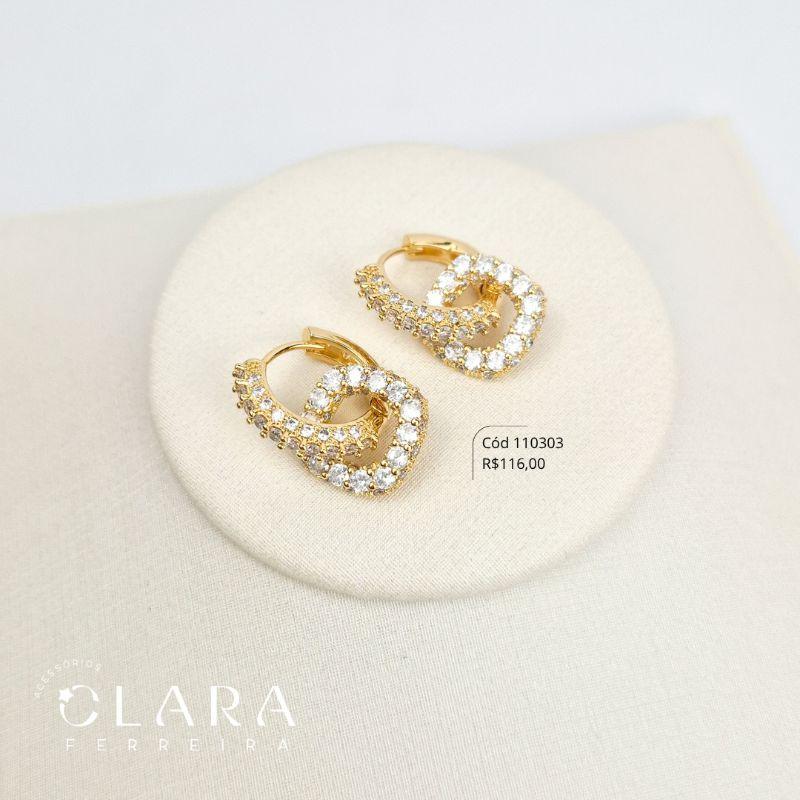 BRINCO ARGOLINHA CLICK 1 FILEIRA ZIRCÔNIAS REDONDAS C/ LATERIAS MICROZIRCÔNIAS C/ PINGENTE QUADRADO VAZADO 14MM ZIRCÔNIAS REDONDAS PENDURADO - 18X3MM - Dourado