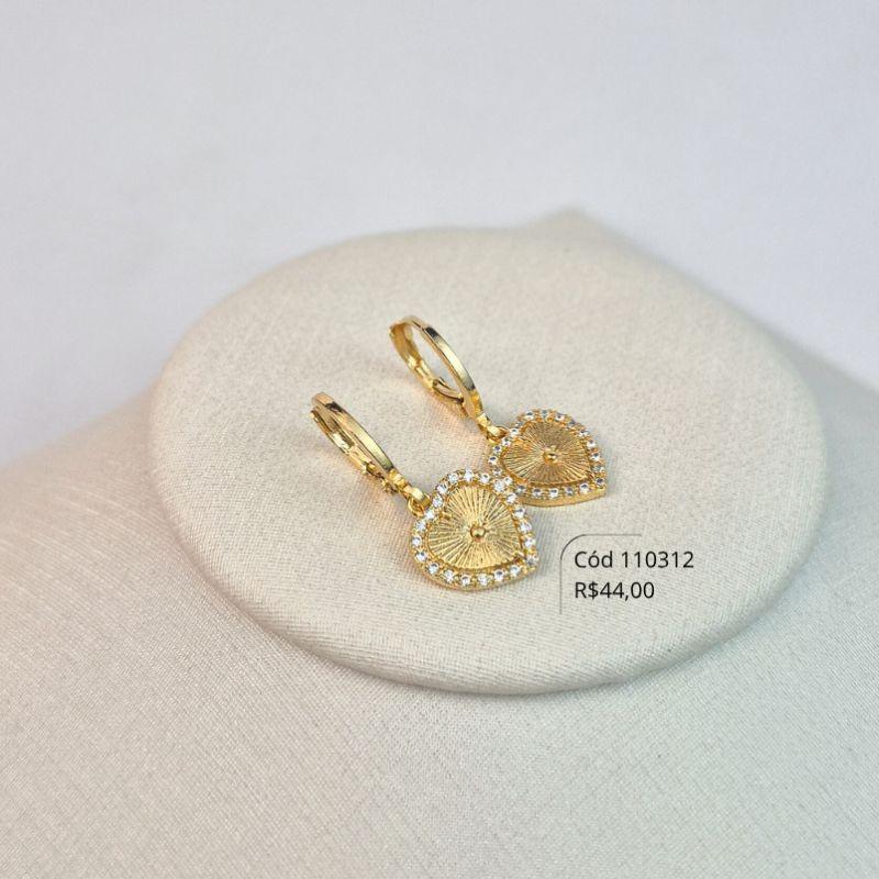 BRINCO ARGOLINHA TRANQUETA C/ CORAÇÃO 11MM MEIO RAIADO E BORDAS MICROZIRCÔNIAS PENDURADO  - Dourado