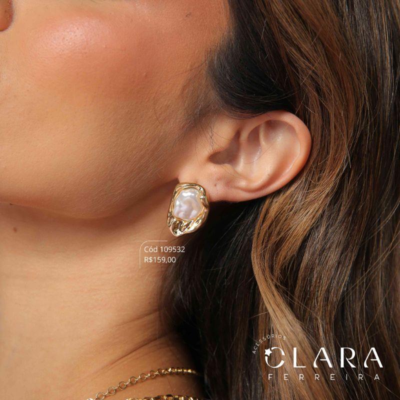 BRINCO BOTÃO C/ PEROLA BARROCA E BORDAS ONDULADAS - LINHA ORGÂNICOS - 25MM - Dourado-EDIÇÃO LIMITADA