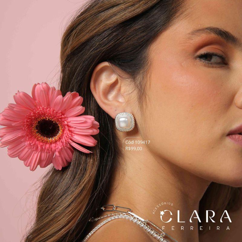 BRINCO BOTÃO QUADRADO C/ PEROLA NO MEIO E BORDAS TORCIDAS - 19MM - Banho de Prata