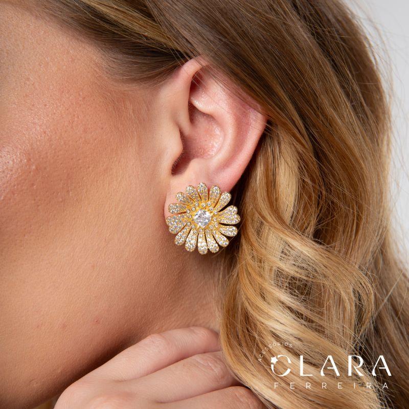 BRINCO FLOR MICROZIRCÔNIAS C/ MIOLO ZIRCÔNIA QUADRADA 28MM - LINHA FESTA - EDIÇÃO LIMITADA - Dourado - PEÇA VENDIDA