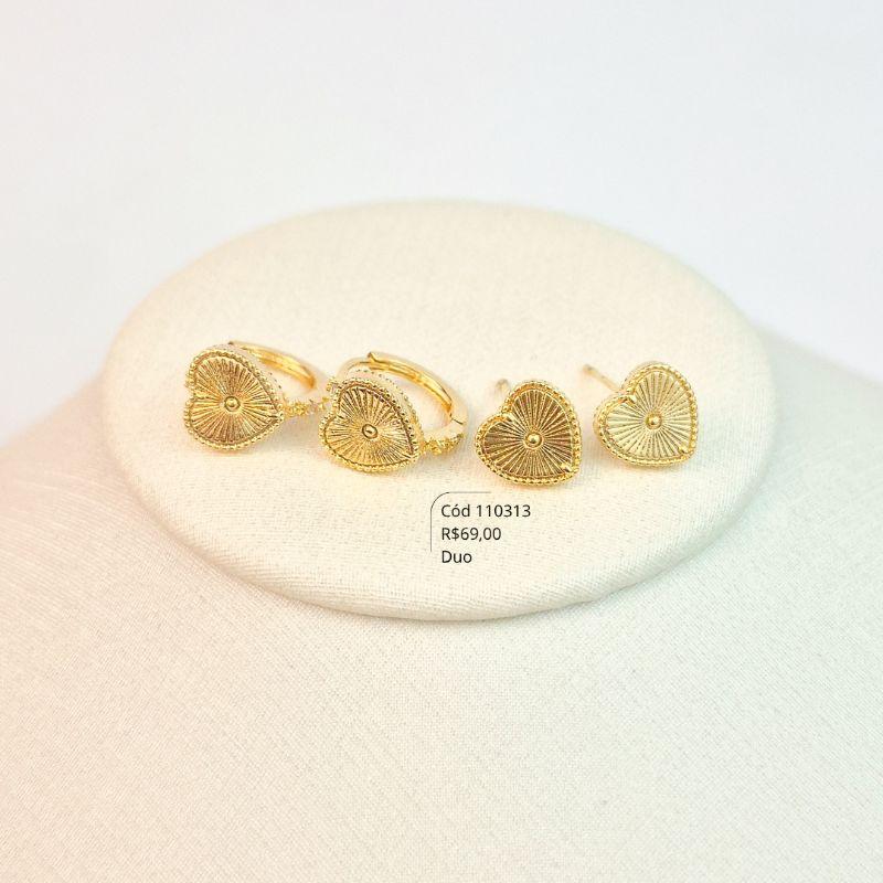 BRINCO KIT DUO ARGOLINHA CLICK C/ CORAÇÃO 11MM MEIO RAIADO E BORDAS PONTILHADAS FIXO E 
CORAÇÃO MEIO RAIADO E BORDAS PONTILHADAS 
 - 13X2MM - Dourado