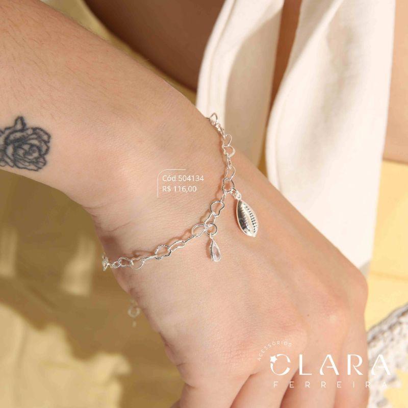 PULSEIRA ELOS CORAÇÕES ENTRELAÇADOS C/ PINGETE BUSIOS LISO 11MM E 1 TIFFANY GOTA 5MM PENDURADOS - 17CM - Banho de Prata