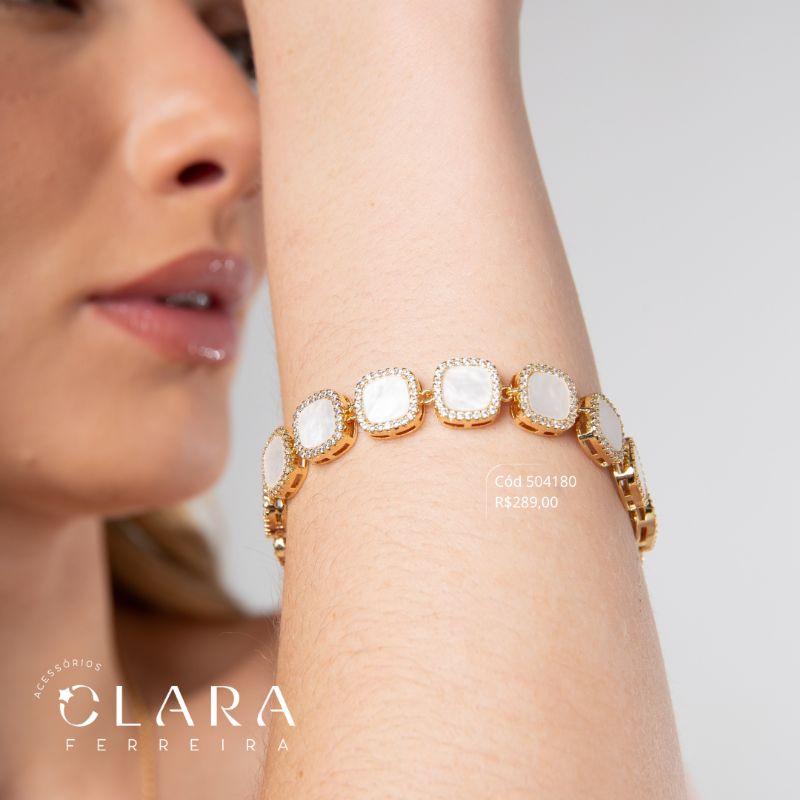 PULSEIRA MEDALHAS QUADRADAS 11MM DE MADREPÉROLA, ADORNADAS COM MICROZIRCÔNIAS - EDIÇÃO LIMITADA - 19CM - Dourado