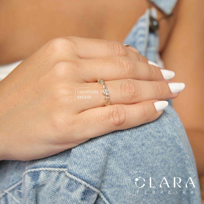 ANEL 3 CORAÇÕES MICROZIRCÔNIAS ENTRE 3 ZIRCÔNIAS REDONDAS 2MM - Dourado