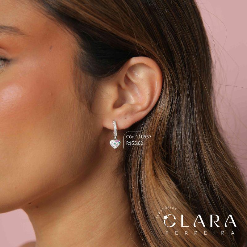 BRINCO ARGOLINHA CLICK 1 FILEIRA MICROZIRCÔNIAS C/ 1 CORAÇÃO MICROZIRCÔNIAS 8MM PENDURADA - 13X2MM - Banho de Prata