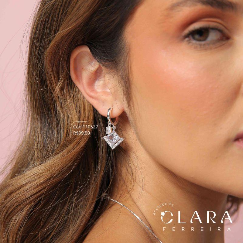 BRINCO ARGOLINHA CLICK LISA C/ 2 ZIRCÔNIAS QUADRADAS PENDURADAS, 5 E 7MM - 15X2MM - Banho de Prata