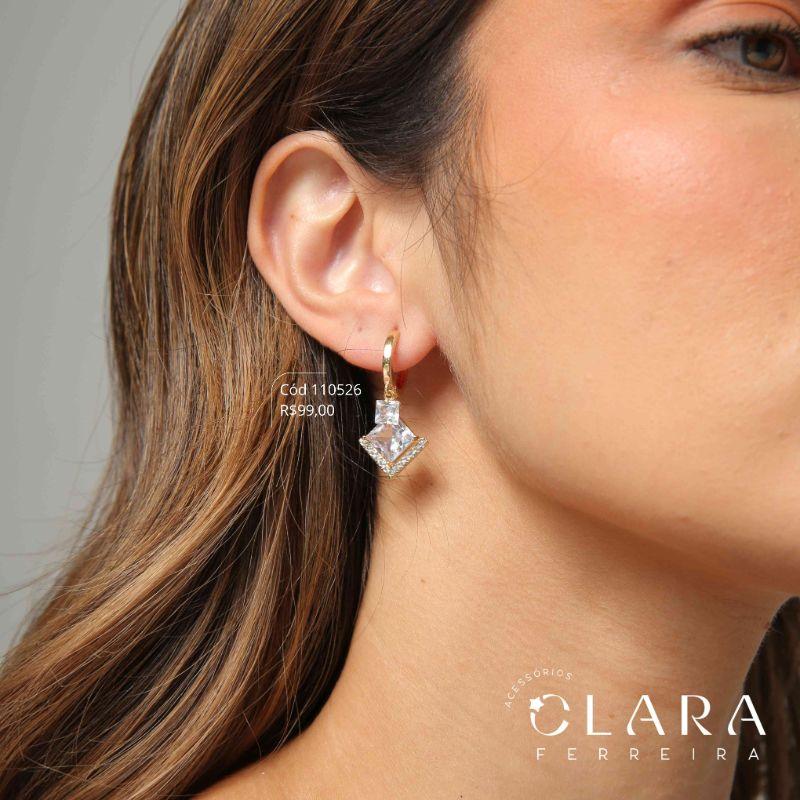 BRINCO ARGOLINHA CLICK LISA C/ 2 ZIRCÔNIAS QUADRADAS PENDURADAS, 5 E 7MM - 15X2MM - PEÇA VENDIDA- Dourado