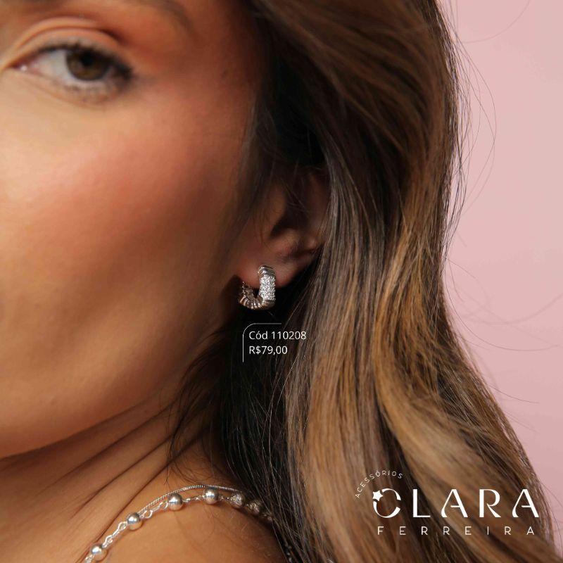 BRINCO ARGOLINHA CLICK QUADRADA FIO DE BARRINHAS COM 4 FILEIRAS DE MICROZIRCÔNIAS - 13X5MM - Banho de Prata