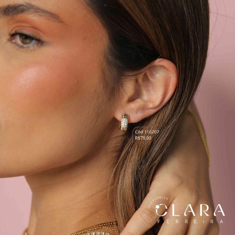 BRINCO ARGOLINHA CLICK QUADRADA FIO DE BARRINHAS COM 4 FILEIRAS DE MICROZIRCÔNIAS - 13X5MM - PEÇA VENDIDA - Dourado