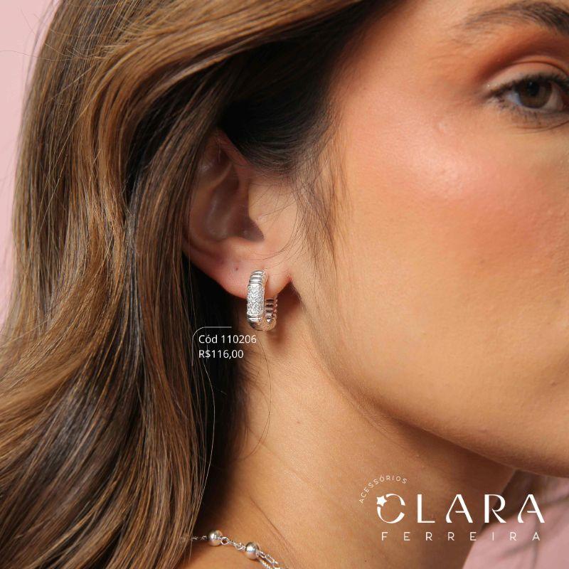 BRINCO ARGOLINHA CLICK QUADRADA FIO DE BARRINHAS COM 4 FILEIRAS DE MICROZIRCÔNIAS - 18X5MM - Banho de Prata