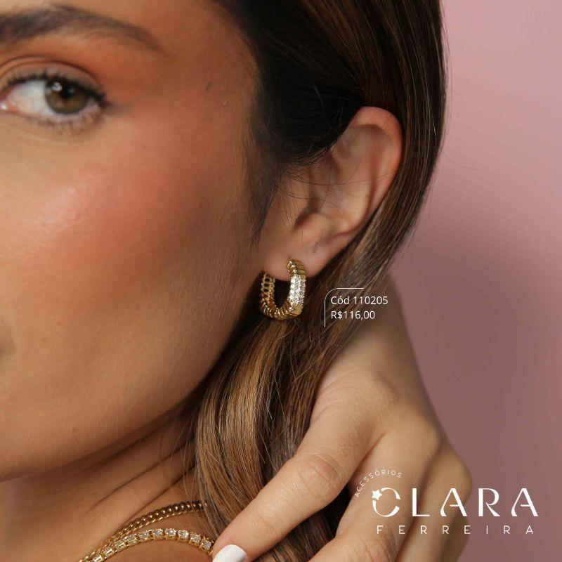 BRINCO ARGOLINHA CLICK QUADRADA FIO DE BARRINHAS COM 4 FILEIRAS DE MICROZIRCÔNIAS - 18X5MM - PEÇA VENDIDA - Dourado
