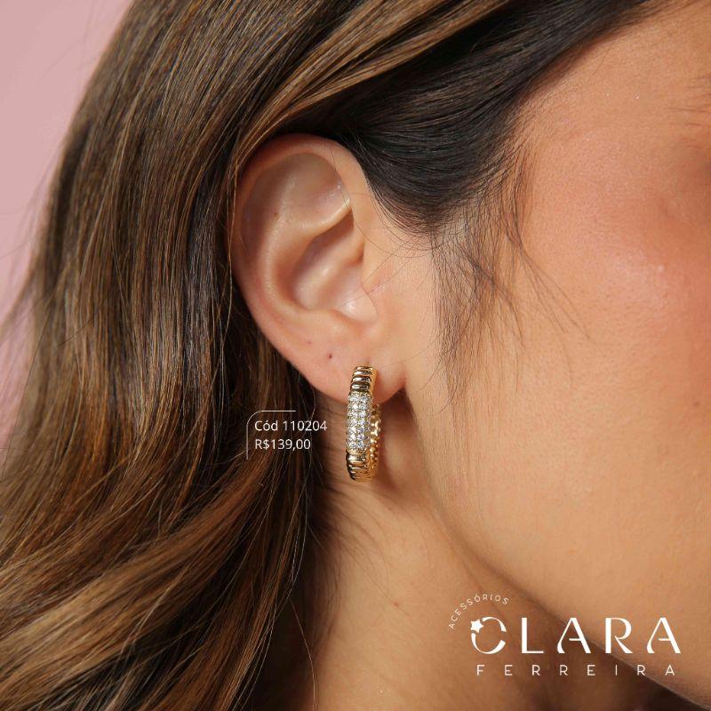 BRINCO ARGOLINHA CLICK QUADRADA FIO DE BARRINHAS COM 4 FILEIRAS DE MICROZIRCÔNIAS - 24X5MM - Dourado