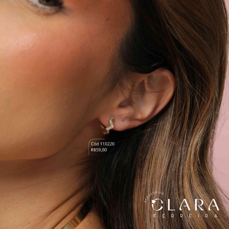 BRINCO ARGOLINHA CLICK ZIG-ZAG C/ 1 LATERAL LISA E 1 LATERAL 1 FILEIRAS MICROZIRCÔNIAS - 12X2MM - PEÇA VENDIDA - Dourado