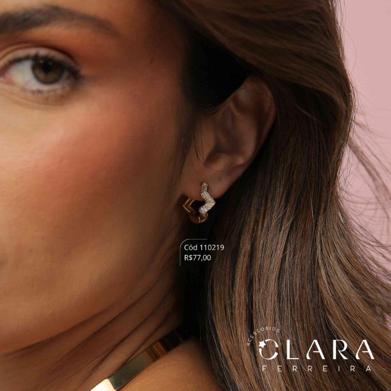 BRINCO ARGOLINHA CLICK ZIG-ZAG C/ 1 LATERAL LISA E 1 LATERAL 2 FILEIRAS MICROZIRCÔNIAS - 16X3MM - PEÇA VENDIDA - Dourado