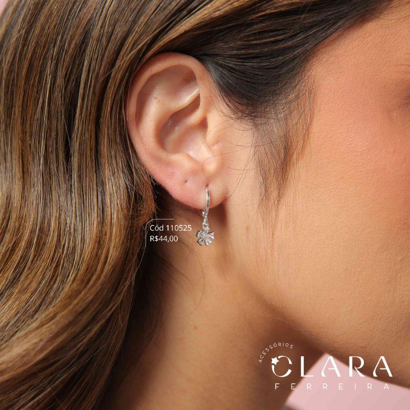 BRINCO ARGOLINHA TRANQUETA C/ 1 FLOR PÉTALAS ZIRCÔNIAS GOTAS PENDURADA - 6MM - Banho de Prata