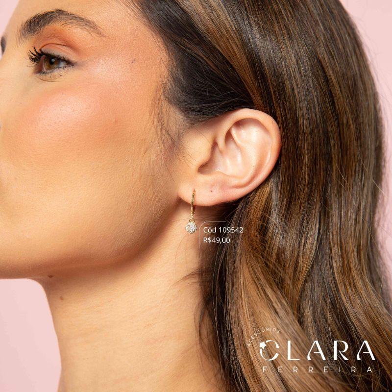 BRINCO ARGOLINHA TRANQUETA C/ 1 ZIRCONIA REDONDA 3MM ADORNADA MICROZIRCONIAS PENDURADA - Dourado