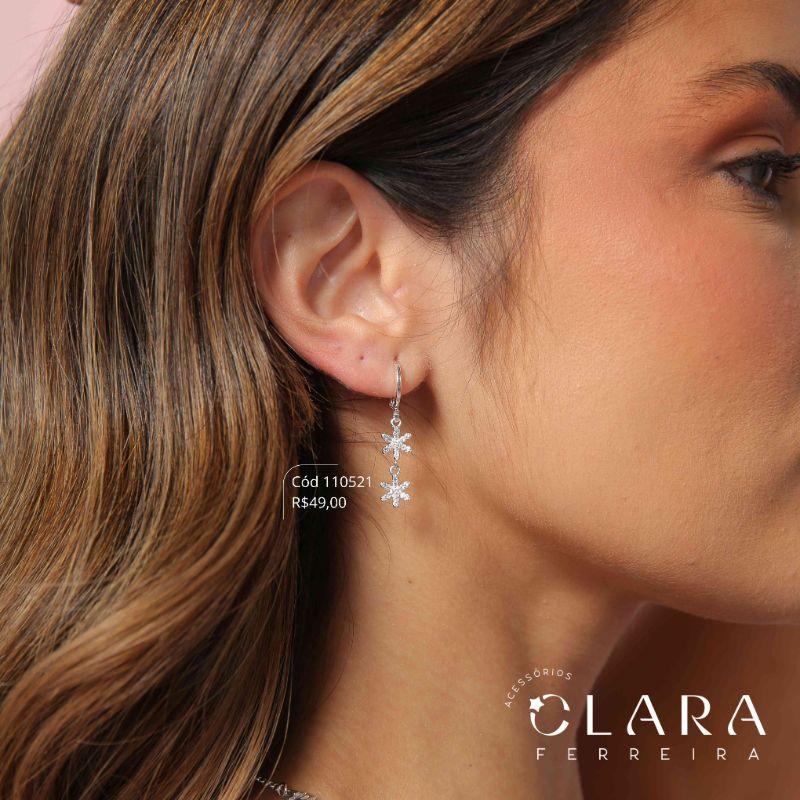 BRINCO ARGOLINHA TRANQUETA C/ FRANJA 2 FLORES MICROZIRCÔNIAS PENDURADAS - 8MM - Banho de Prata