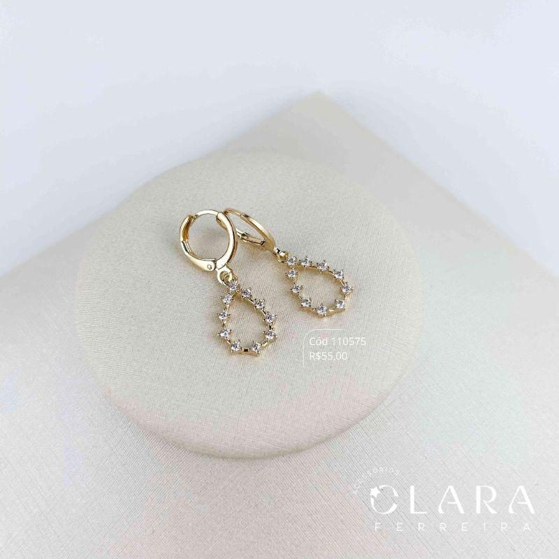 BRINCO ARGOLINHA TRANQUETA C/ GOTA VAZADA ADORNADA C/ ZIRCÔNIAS REDONDAS PENDURADA - 12MM - PEÇA VENDIDA - Dourado