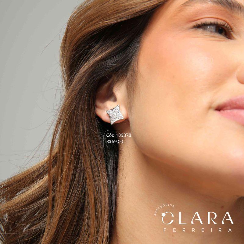 BRINCO BOTÃO QUADRADO C/ TREVO LOUIS VUITTON MICROZIRCONIAS  - 11MM - Banho de Prata