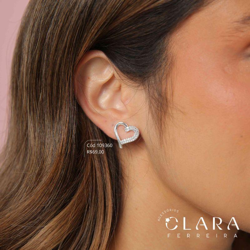 BRINCO CORAÇÃO VAZADO C/ 1 LADO 2 FILEIRAS MICROZIRCONIAS E 1 LADO LISO - 16MM - Banho de Prata