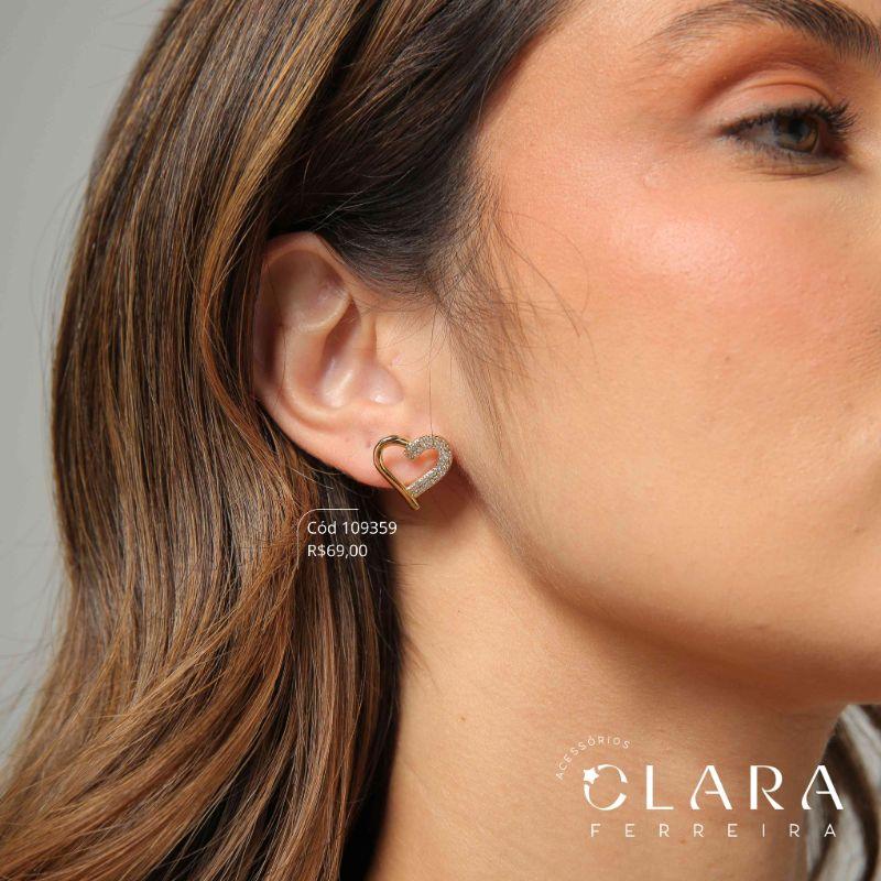 BRINCO CORAÇÃO VAZADO C/ 1 LADO 2 FILEIRAS MICROZIRCONIAS E 1 LADO LISO - 16MM - Dourado