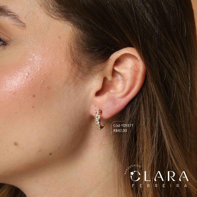 BRINCO EAR HOOK C/ 2 ZIRCONIAS GOTA 3MM 2 ZIRCONIAS REDONDAS 3MM E 1 ZIRCONIA NAVETE 2MM - 15MM - Dourado