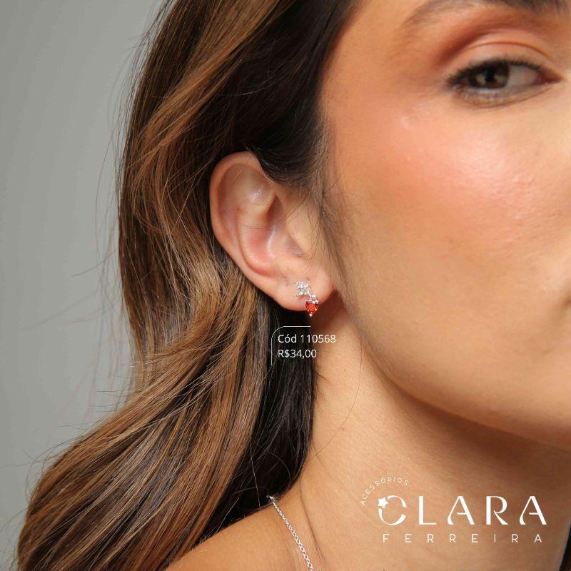 BRINCO FLOR PETALAS ZIRCÔNIA REDONDA C/ 1 ZIRCÔNIA CORAÇÃO 4MM PENDURADA - PEÇA VENDIDA - 14MM - Banho de Prata