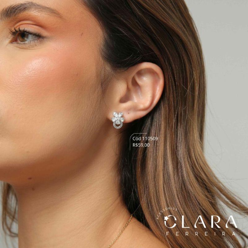 BRINCO FLOR PÉTALAS ZIRCÔNIAS GOTA C/ CÍRCULO MICROZIRCÔNIAS VAZADO FIXO - 14MM - Banho de Prata