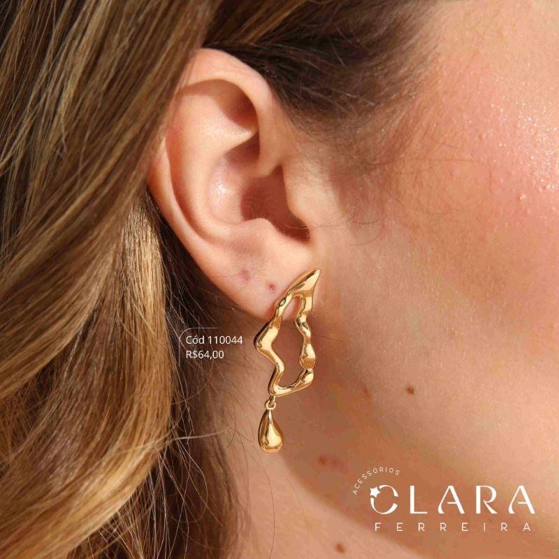 BRINCO GEOMÉTRICO ONDULADO C/ GOTA LISA 11MM PENDURADA - LINHA ORGÂNICOS - 29MM - Dourado -PEÇA VENDIDA