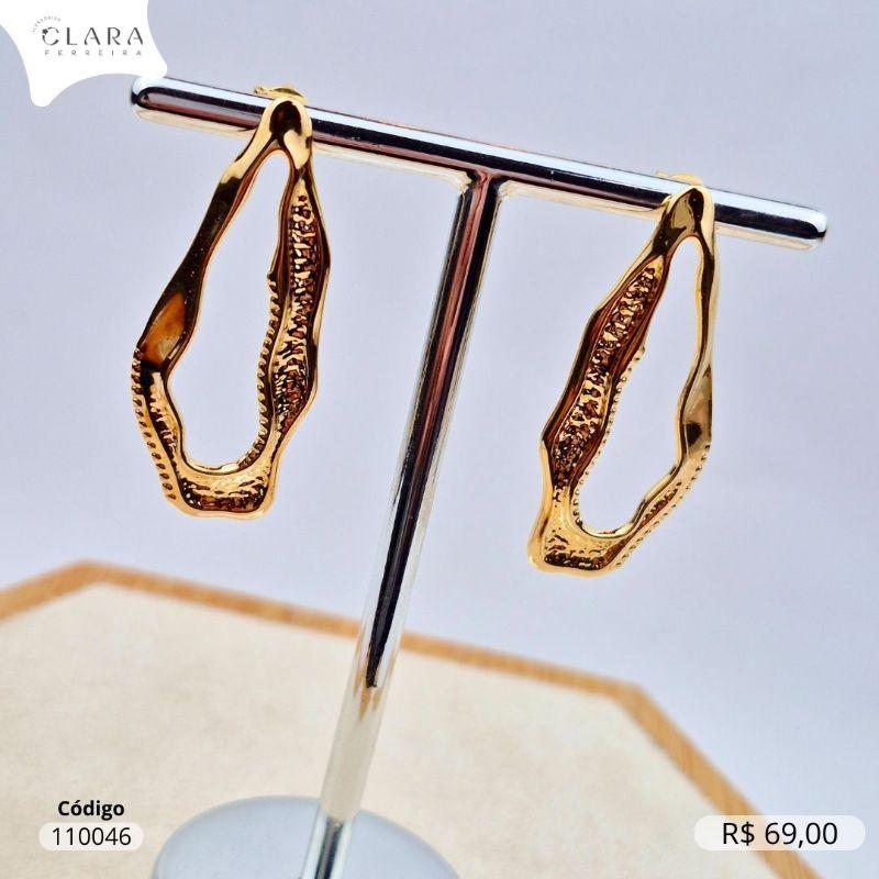 BRINCO GOTA LISA ONDULADA VAZADA C/ DETALHES JATEADOS - LINHA ORGÂNICOS - 40MM - Dourado - PEÇA VENDIDA