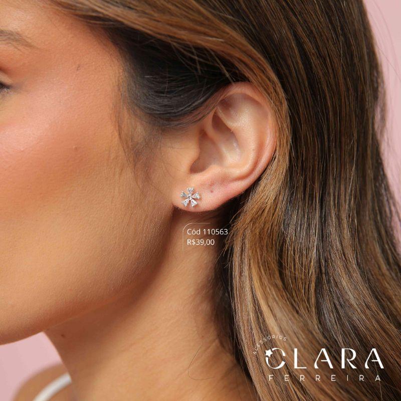BRINCO INFANTIL FLOR PETALAS ZIRCÔNIAS GOTA - 9MM - PEÇA VENDIDA - Banho de Prata-CLARINHA KIDS