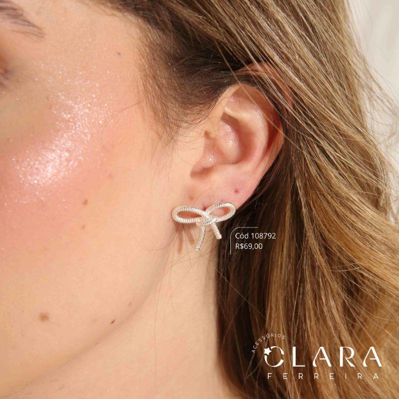 BRINCO LAÇO FIO RIGIDO JATEADO C/ NÓ NO MEIO  - 20MM - Banho de Prata