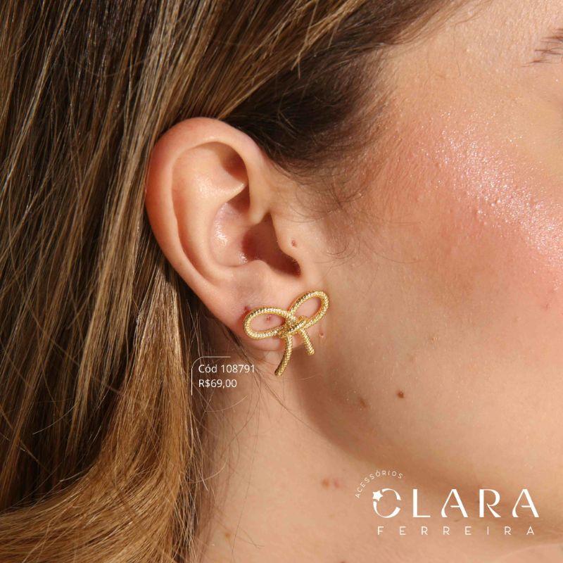 BRINCO LAÇO FIO RIGIDO JATEADO C/ NÓ NO MEIO  - 20MM - Dourado