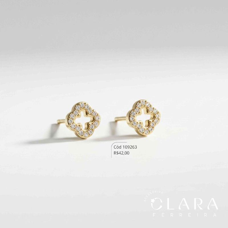 BRINCO TREVO CLEEF ALHAMBRA VAZADO ADORNADO MICROZIRCONIAS  - 9MM - PEÇA VENDIDA - Dourado