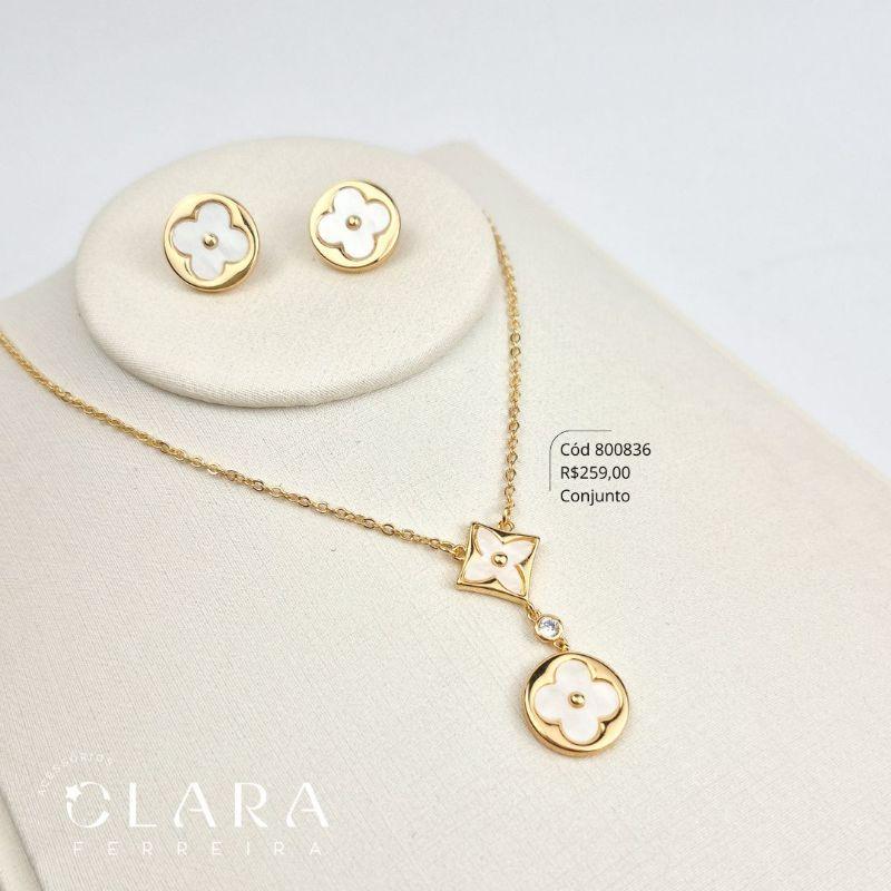 CONJUNTO COLAR GRAVATINHA ELOS C/ 2 MEDALHAS TREVO LOUIS VUITTON, QUADRADA 20MM E REDONDA 14MM E BRINCO MEDALHA REDONDA 14MM - EDIÇÃO LIMITADA - 45CM - Dourado