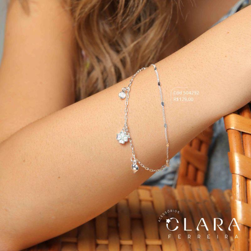 PULSEIRA DUPLA: 1 FIO ELOS GRUMET 1X1 C/ CORAÇÕES MARTELADOS E 1 FIO ELOS CARTIER C/ 1 TREVO DE 4 FOLHAS MICROZIRCÔNIAS, 1 CORAÇÃO LISO E 1 TIFFANY REDONDA PENDURADOS - 17CM - Banho de Prata
