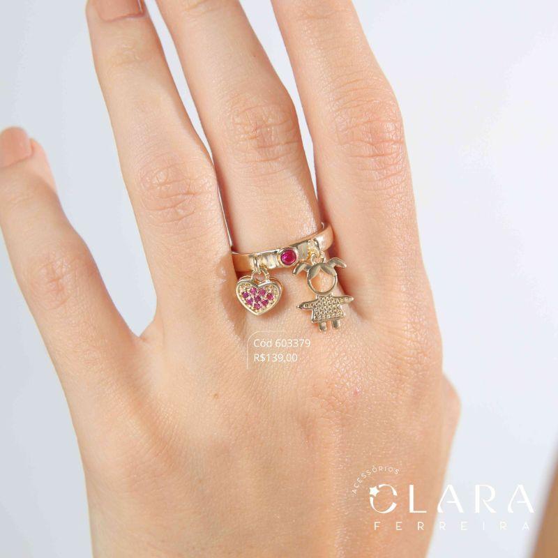 ANEL AJUSTAVEL C/ 1 MENINA  E 1 CORAÇÃO MICROZIRCÔNIAS PENDURADOS  - Dourado