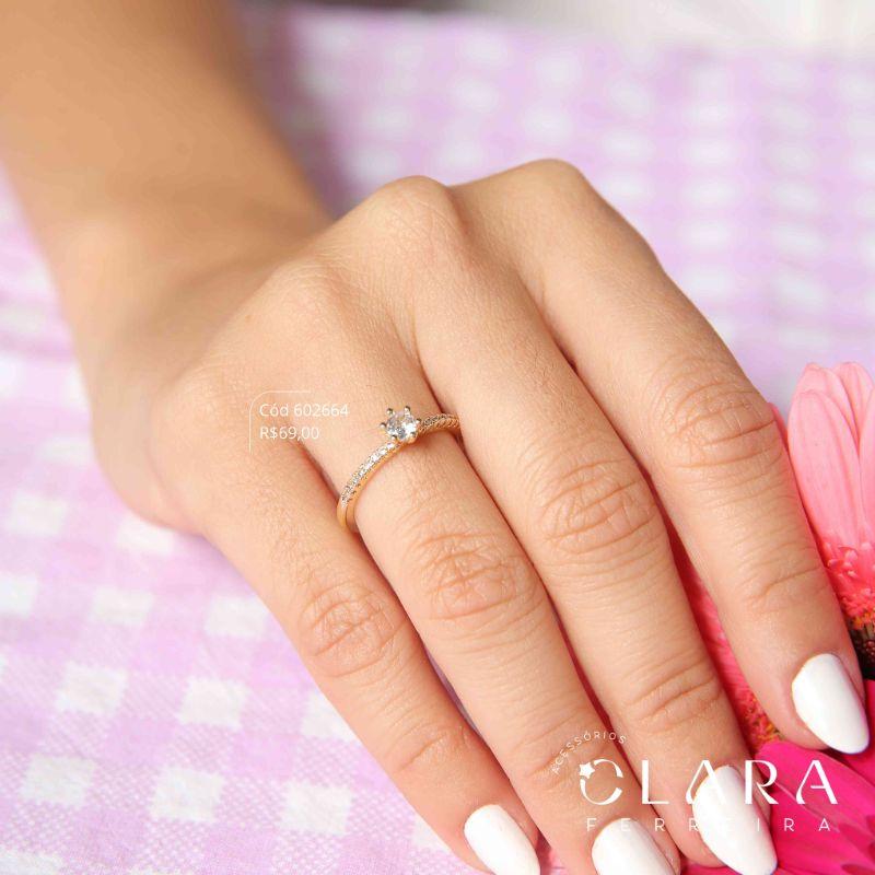ANEL SOLITARIO ZIRCONIA REDONDA 3MM C/ 1 FILEIRA MICROZIRCONIAS - CAIXA COROA 6 GARRAS  - Dourado