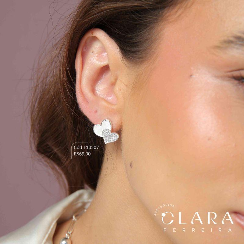 BRINCO 2 CORAÇÕES: 1 MADREPÉROLA E 1 MICROZIRCÔNIAS - 14MM - PEÇA EXCLUSIVA - Banho de Prata