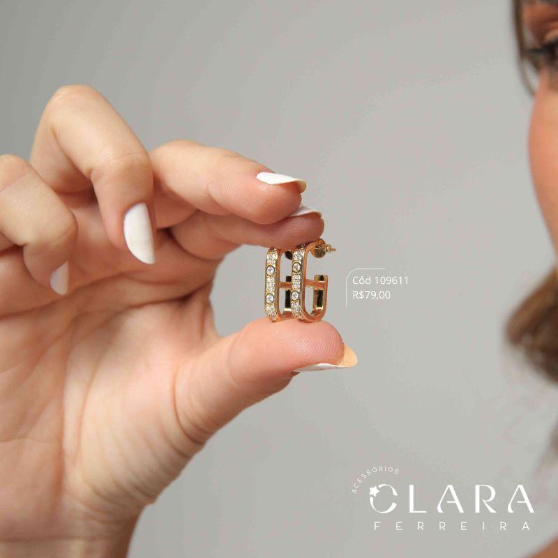 BRINCO ARGOLA C/ DETALHE ABERTO 2 FILEIRAS MICROZIRCONIAS - INSPIRAÇÃO LOUIS VUITTON - 20X3MM - Dourado